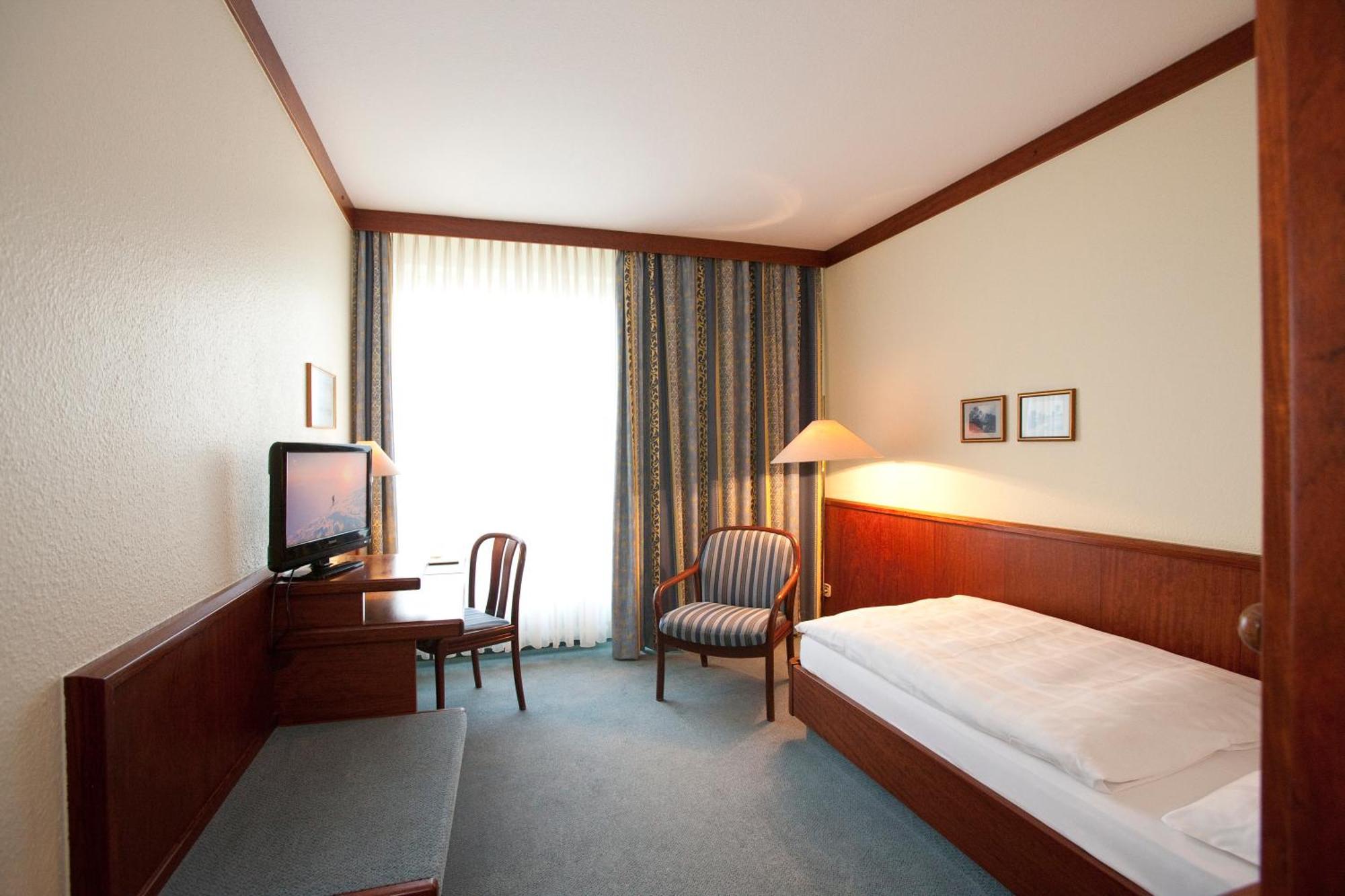 Leine Hotel Pattensen Ngoại thất bức ảnh