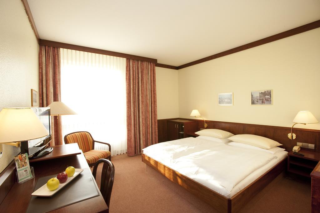 Leine Hotel Pattensen Ngoại thất bức ảnh